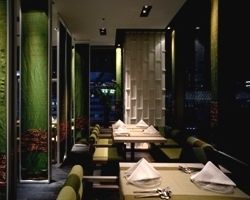 Plan de banquete nocturno Brisa y Fragancia del Sur ☆ [Curso del Chef] Un plato para compartir preparado por un auténtico chef tailandés, que incluye rollitos de primavera frescos, platos tailandeses clásicos, pollo joven a la parrilla "Special Gai Yang" y fideos fritos con camarones al estilo tailandés Pad Thai Kung. *Solo curso de cocina.