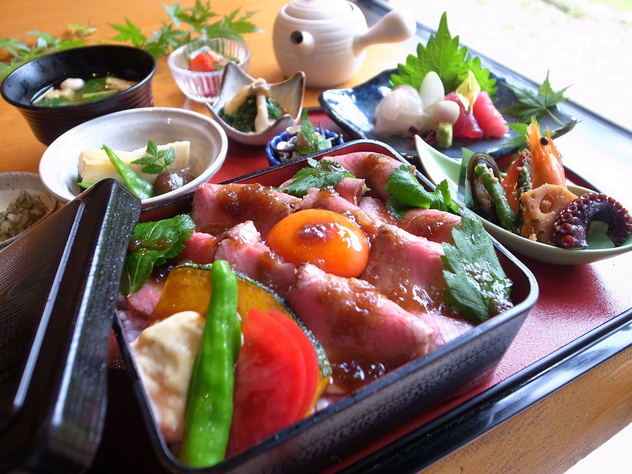 【期間限定ランチ】夏野菜とローストビーフ重御膳