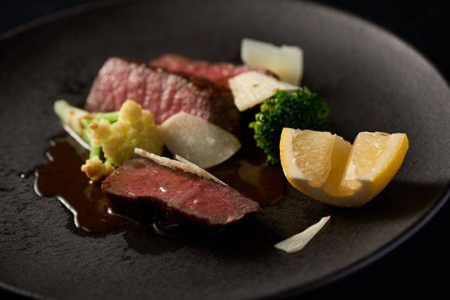 [Pranzo/scegli il piatto principale e il dessert] La specialità del KINOE, carpaccio di pesce fresco e l'antipasto di oggi sono inclusi in questo pasto di 4 portate (include pane e caffè dopo il pasto)