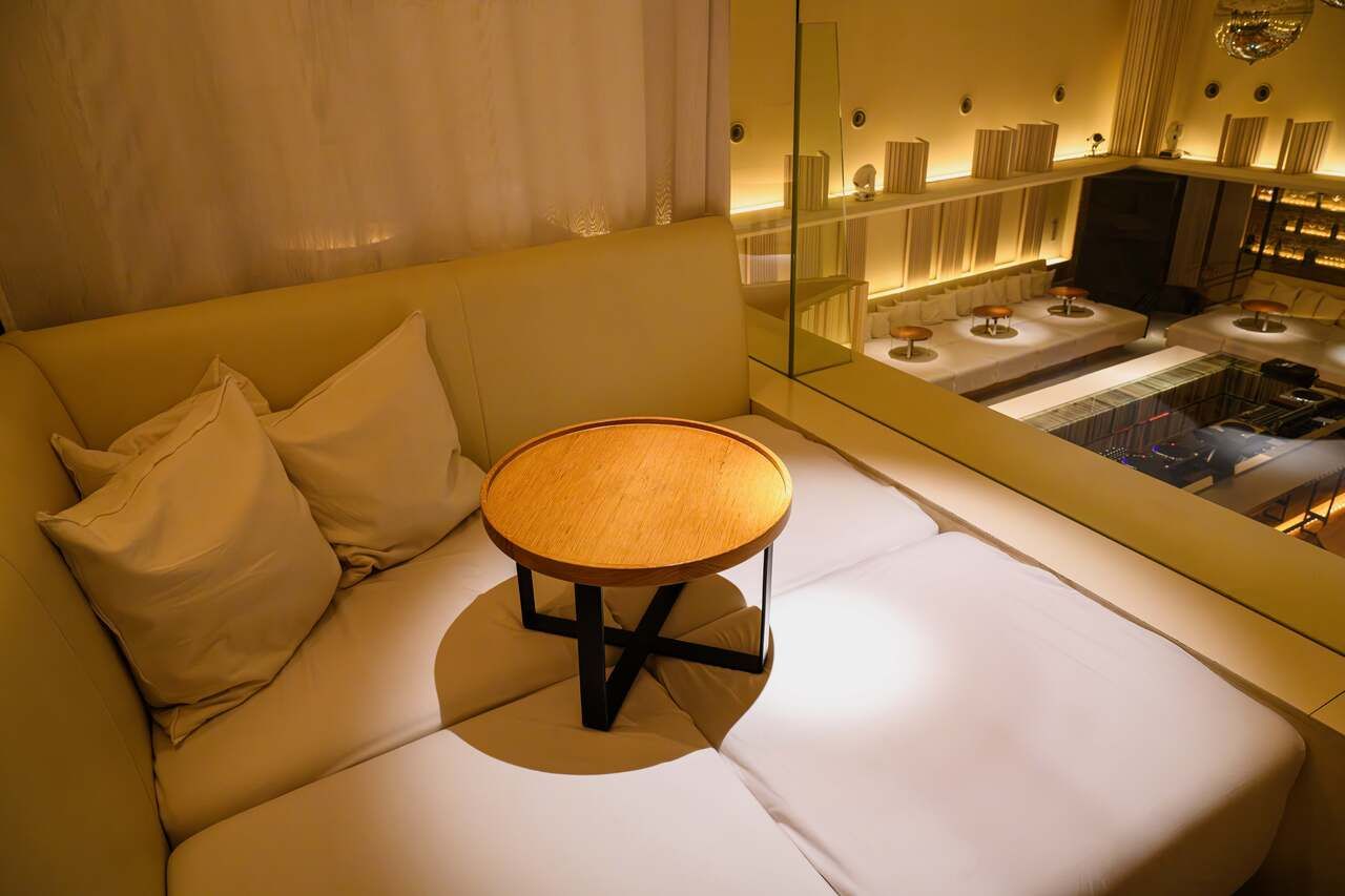 Reservations for seats only. Semi-private sofa seats (2-3 people / 5 limited rooms). You can see the main hall from the second floor terrace. Up to 6 people can be booked for 2 rooms.