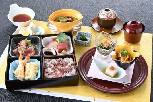 季節の贅沢松花堂弁当