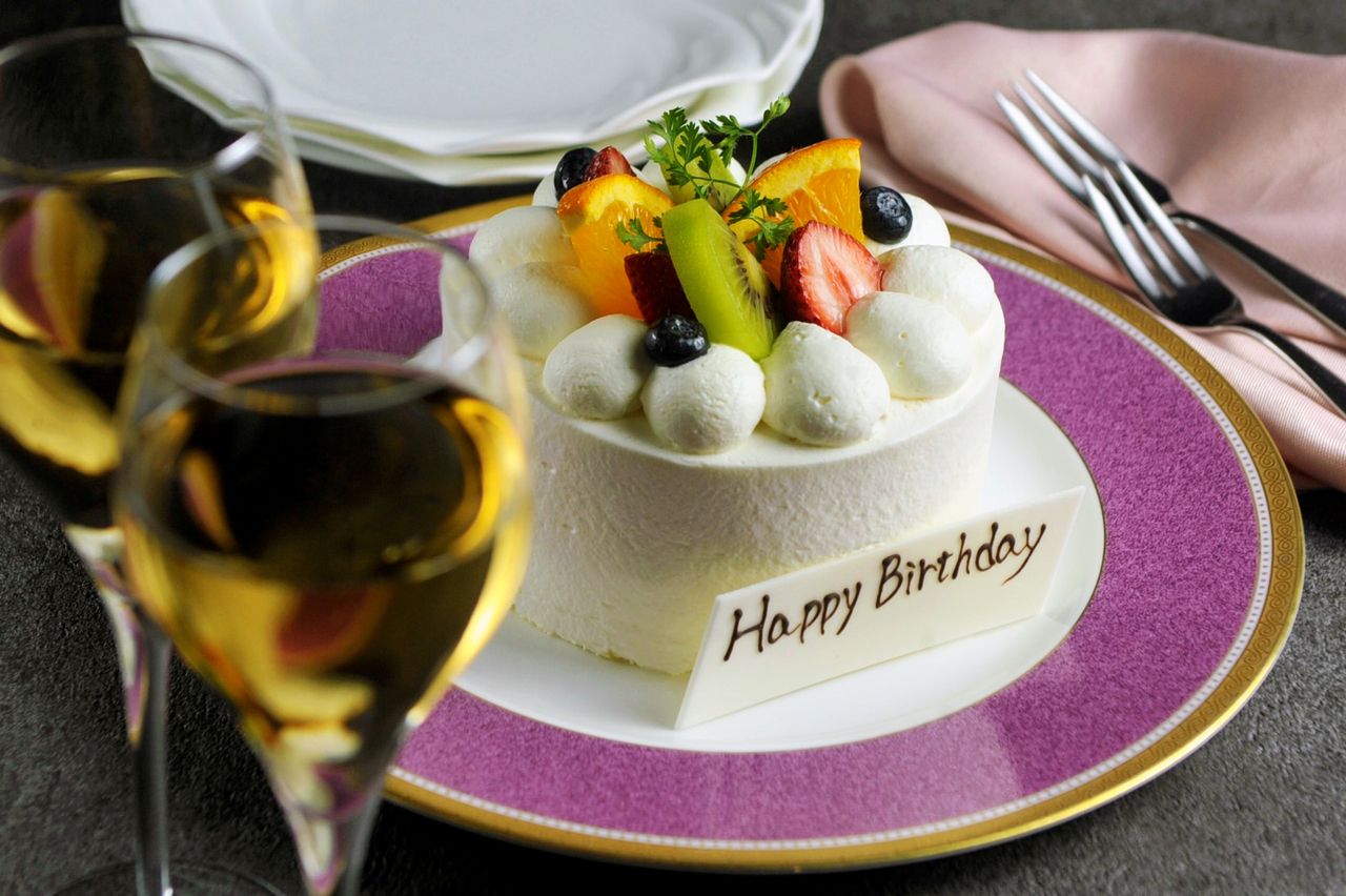 【ディライト - Delight - 】 乾杯酒付き＋ホールケーキor卓上装花