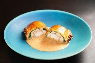 【奢华畅饮套餐】包含6道采用顶级食材烹制的菜肴，例如我们著名的龙虾派和日本黑毛牛肉，以及免费饮品。*仅限餐桌座位。