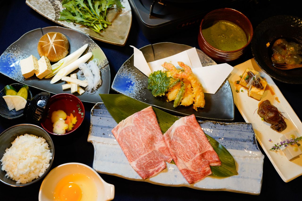 طبق غداء لحم الواغيو البقري الحلال سوكيياكي