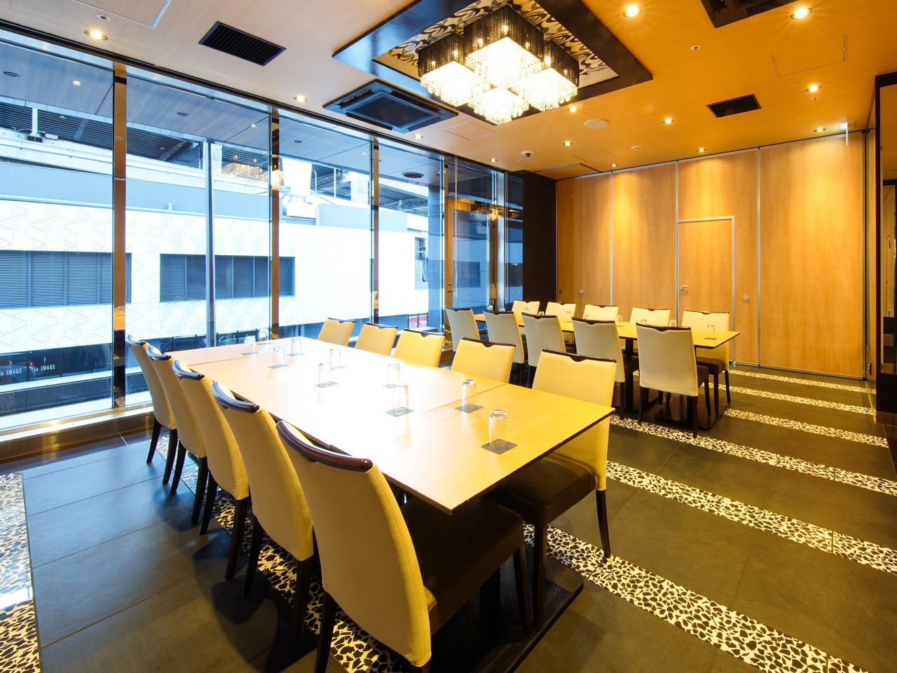 【個室120分制】牛ステーキ食べ放題付きディナービュッフェ＋100種類のアルコール飲み放題