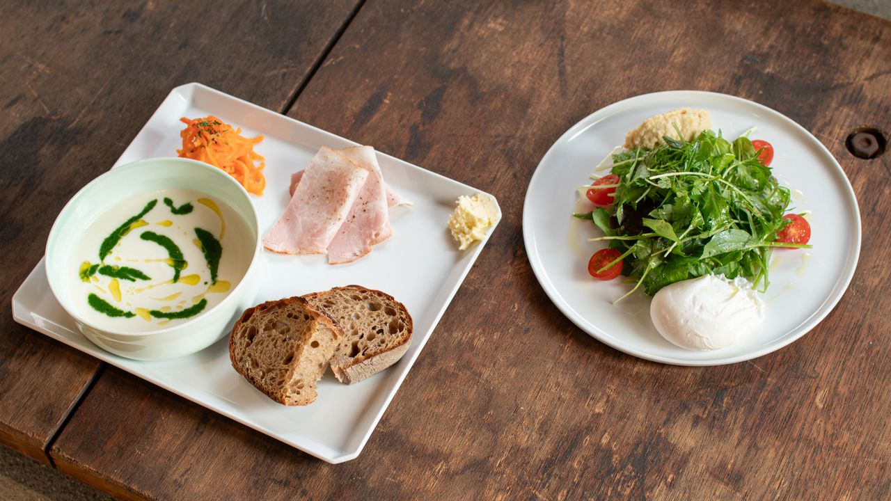 Salade et pain de campagne