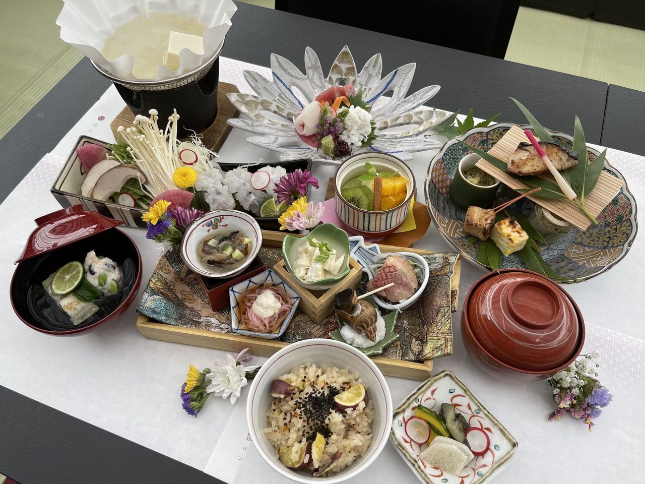 【僅限店內用餐】主廚推薦午餐套餐，選用豐富的時令食材