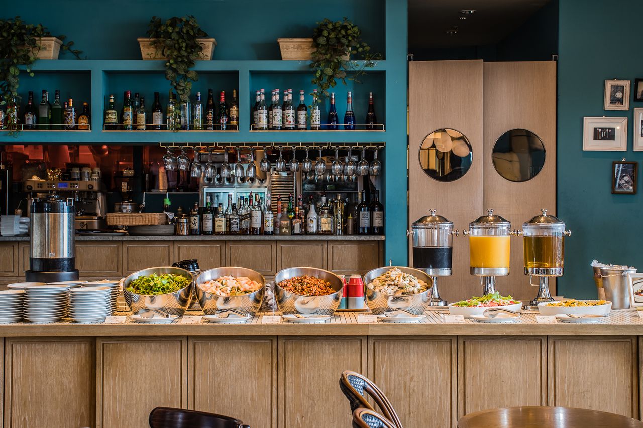 【LUNCH COURSE PLAN】乾杯付+彩り鮮やかな6種のデリビュッフェ付き+選べるパスタなど全4品(平日限定)