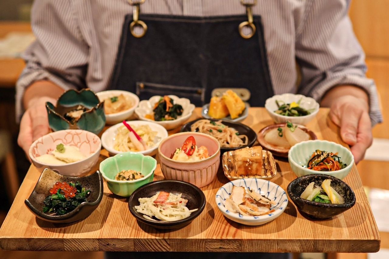 [Saturday and Sunday lunch reservations only] "Sonohen" deluxe one-plate lunch with 16 different small dishes of the day, 2,000 yen (tax included)