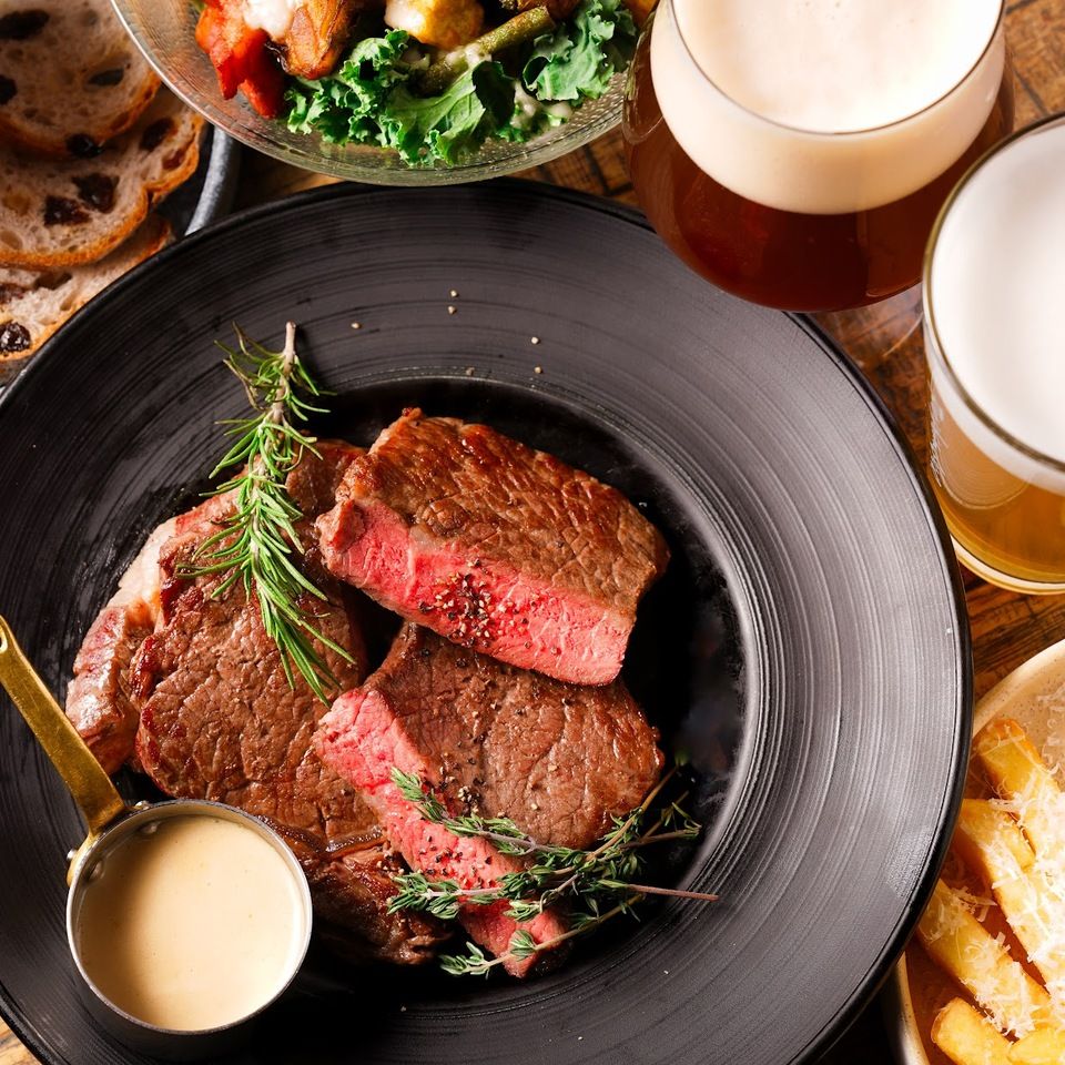 【2025忘年会】【2.5H飲み放題】(クラフトビール4種含ビール5種・スパークリングも)ニース風サラダやアンガス牛チャックアイステーキなどデリリウムいいとこ取りコース...7,200yen 3名様~