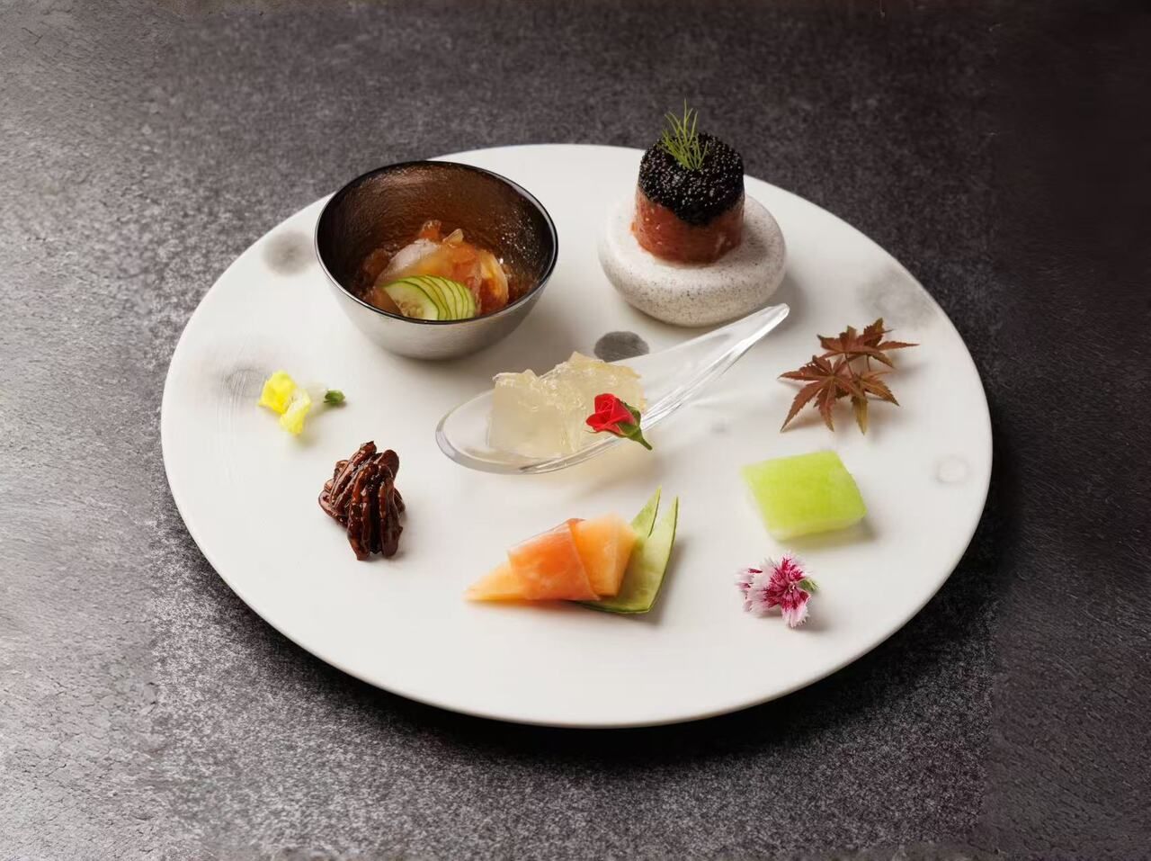 【午餐】包含小笼包、蒸汤等各式点心的9道经济实惠的套餐