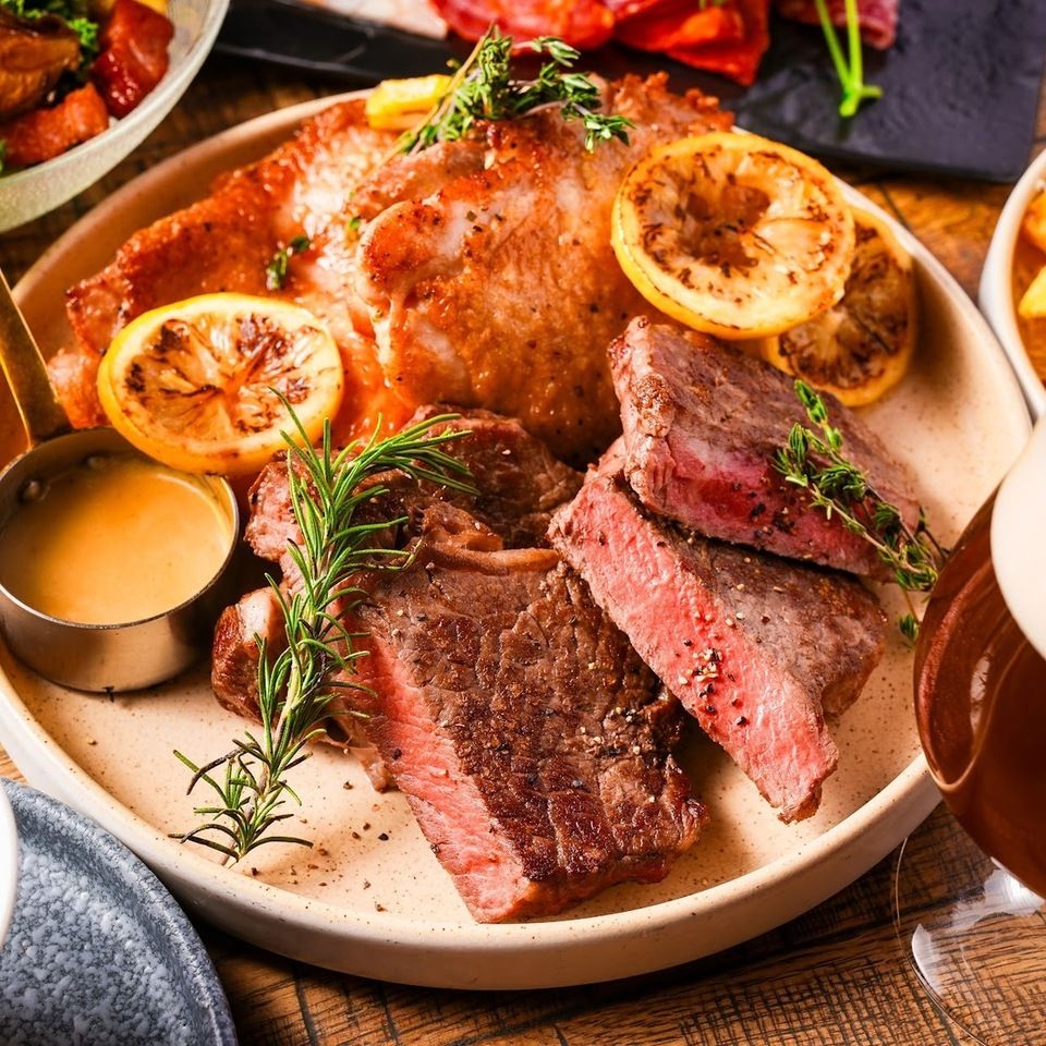 【2025忘年会】【2H飲み放題】(クラフトビール4種含ビール5種・スパークリングも) メインはUS産アンガス牛チャックアイステーキ！2025ウルビアマン贅沢コース...6,600yen 2名様~