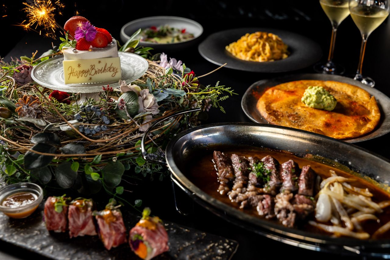 【白金生日套餐】豪华的周年纪念套餐，有豪华的前菜、墨西哥披萨、安格斯牛排、花环蛋糕和起泡酒供您祝酒。