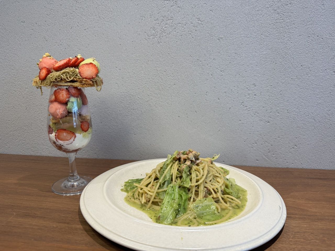 ชุดพาร์เฟ่ต์และพาสต้าครึ่งจาน