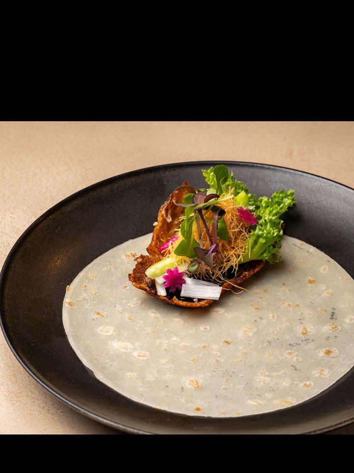 牡丹エビの紹興酒漬け、彩豊かな前菜盛り合わせや林SPFポークの焼豚。お花のブーケのように包む北京ダックなど、ここでしか食べれないモダンチャイニーズ。