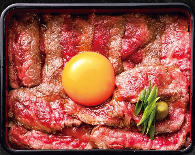 Tigela de arroz com bife malpassado