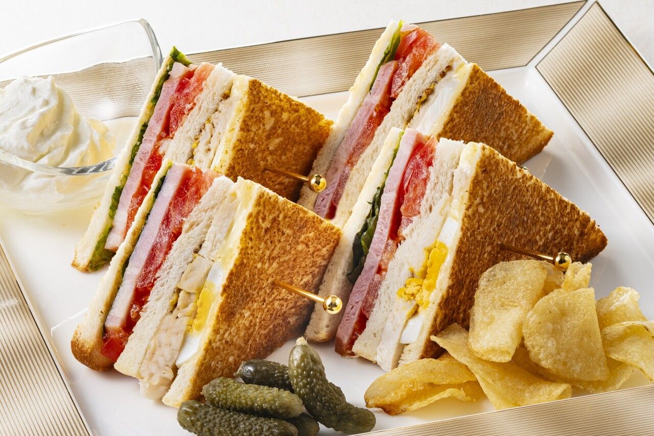 [Drink included] American Clubhouse Sandwich with Yogurt Dip