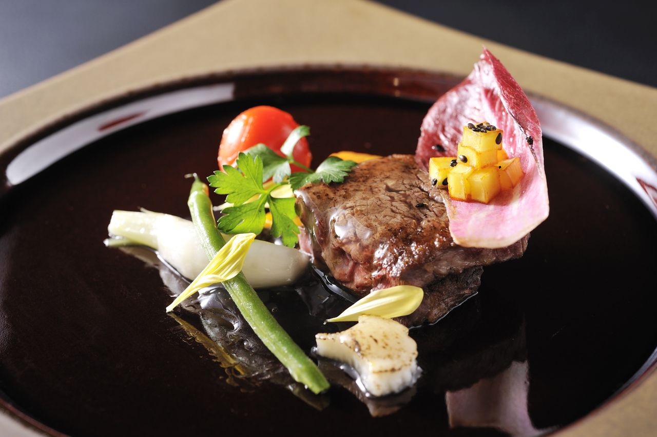 [August] Monolith Gozen (The most popular course, which includes a luxurious appetizer made with 30 different ingredients and rice cooked in a kettle)