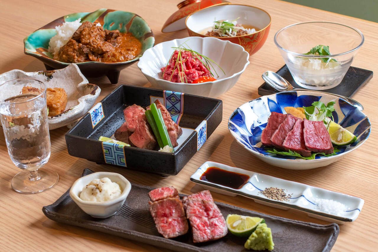 【오츠키-OBOROZUKI-】 술과 대화를 즐길 수있는 경쾌한 코스. 쇠고기 요리를 중심으로 구성하면서도, 조임의 식사와 디저트를 생략한 라이트인 구성으로, 술자리에도 최적.