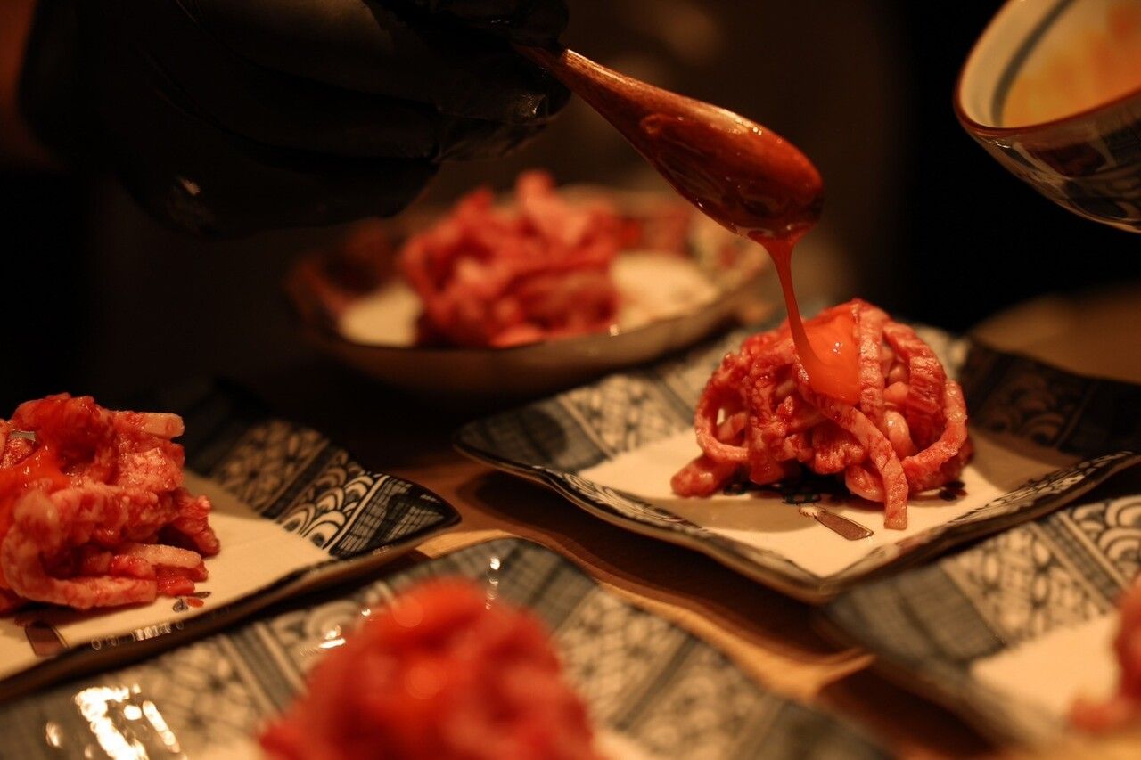 ★Neuer Kurs [WILLKOMMEN IN JAPAN Kurs] Dies ist der Kurs der höchsten Klasse, bei dem Sie die feinsten Yakiniku-Gerichte genießen können, die nur hier gegessen werden können, darunter das "Mythische reinrassige Tajima-Rindfleisch", die kaiserliche Familie der Wagyu-Rindfleischwelt, die zahlreiche Auszeichnungen gewonnen hat.