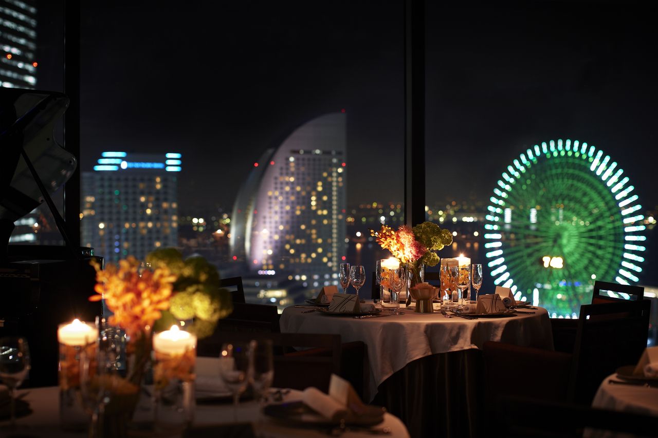 【ChristmasDinner2025】直前割4列目＜メインダイニング＞特別演出+乾杯酒付き（18：00予約可能）