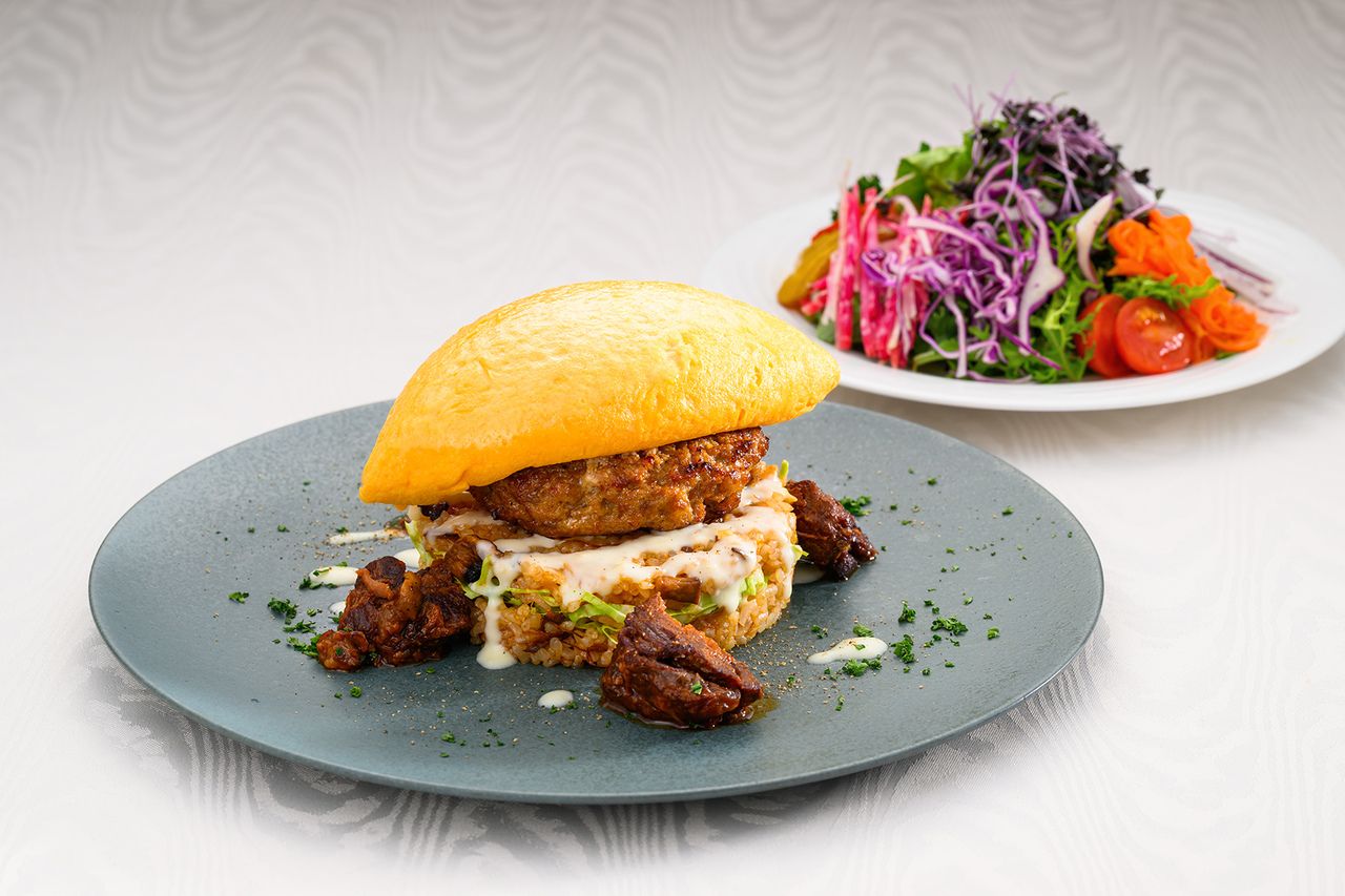 【平日限定】“オムバーグ”　群馬県産「こだわり旨味」を使用したオムレツ　ストロガノフ風味のピラフ　丸ノ内ホテル 伝統のハヤシソース（1/8～）