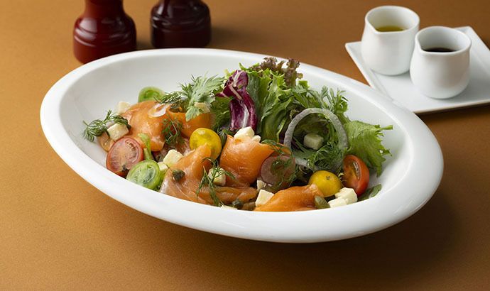 [Entry between 8:00 and 9:30] Fresh Salad with Roasted Baguette and Organic Olive Oil