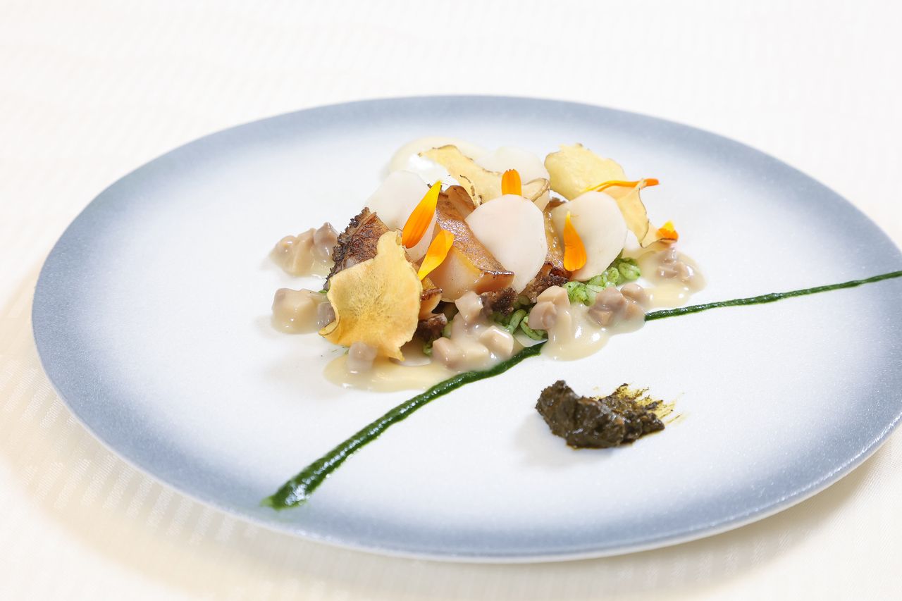 Bounty of the Sea "Ezo Abalone" cotto a vapore con sale morbido ed ecumen con salsa americana