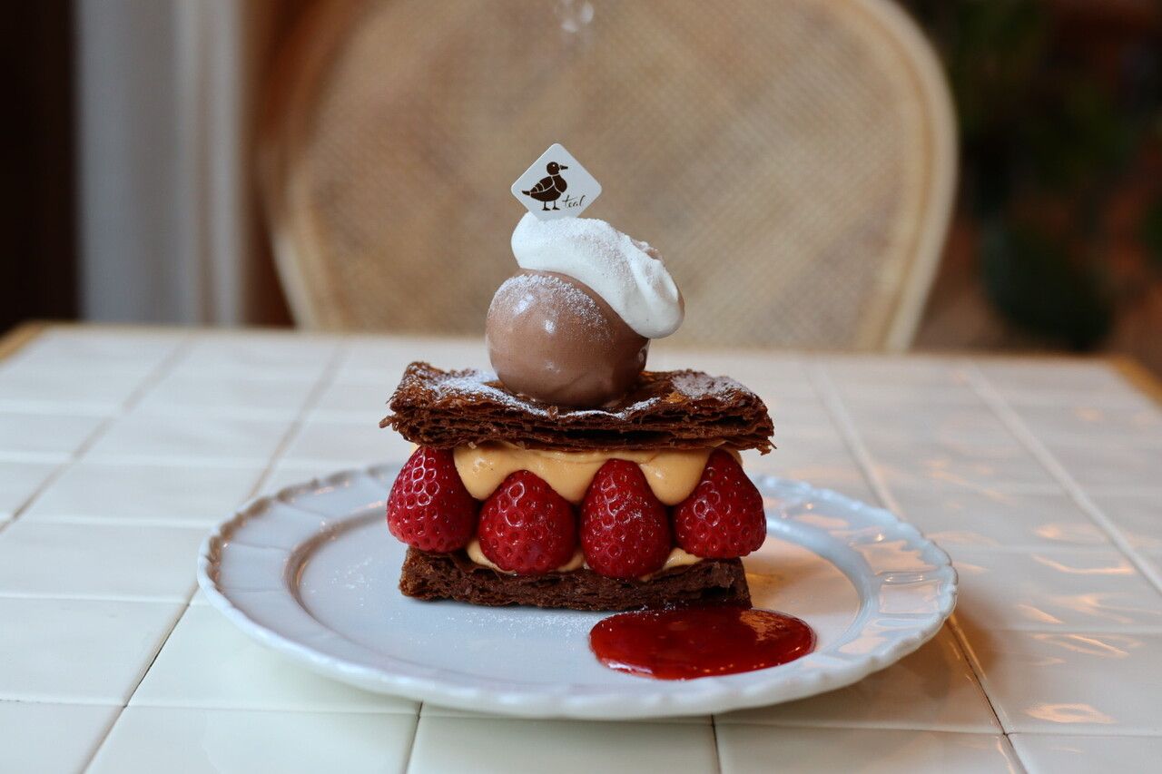 苺とチョコレートアイスのミルフィーユ