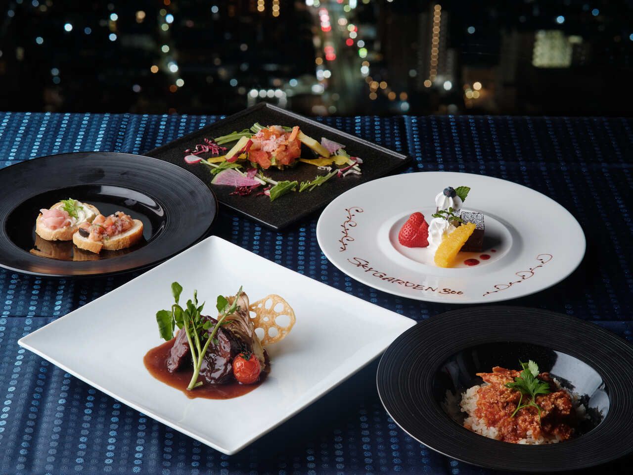 双人套餐（两人11,400日元，含干杯饮料和晚餐套餐）（不含观景台门票）