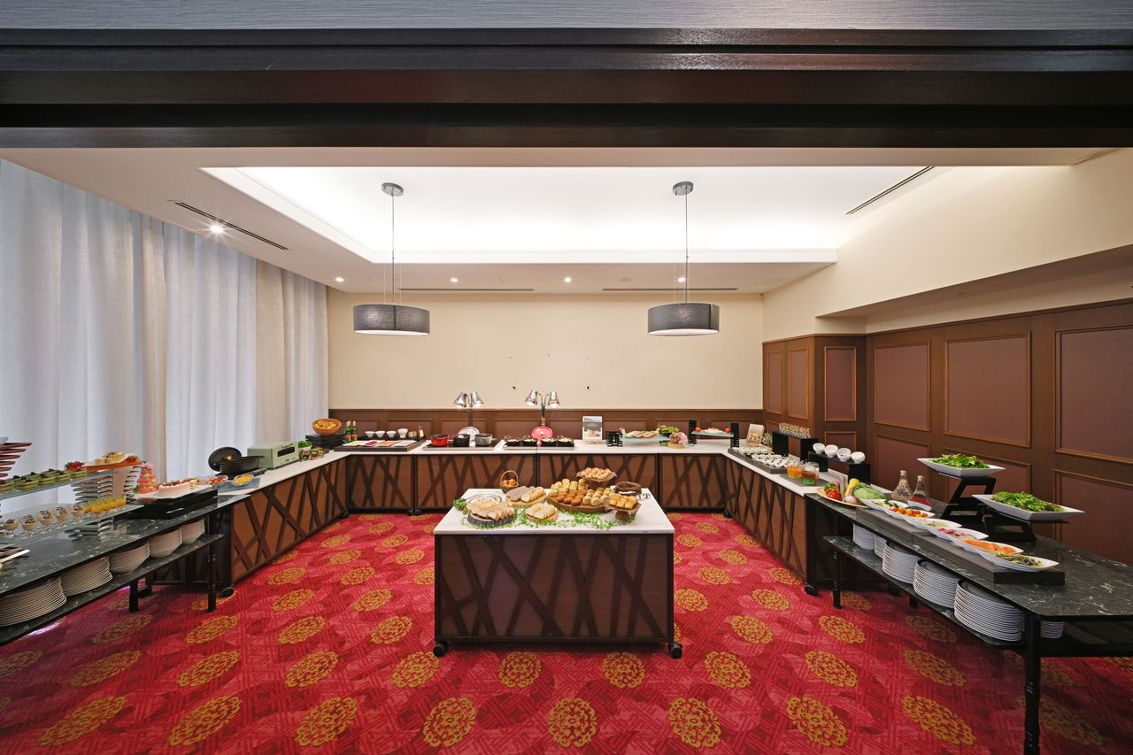 Lunch: Buffet (ages 7-12)