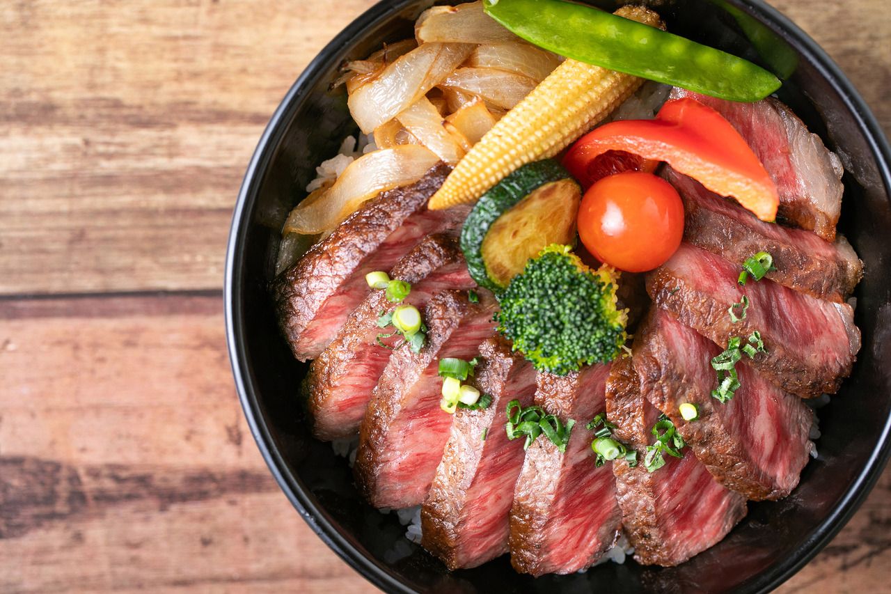 ～熊本の魅力を一皿に～赤牛ステーキ丼（スープ付き）