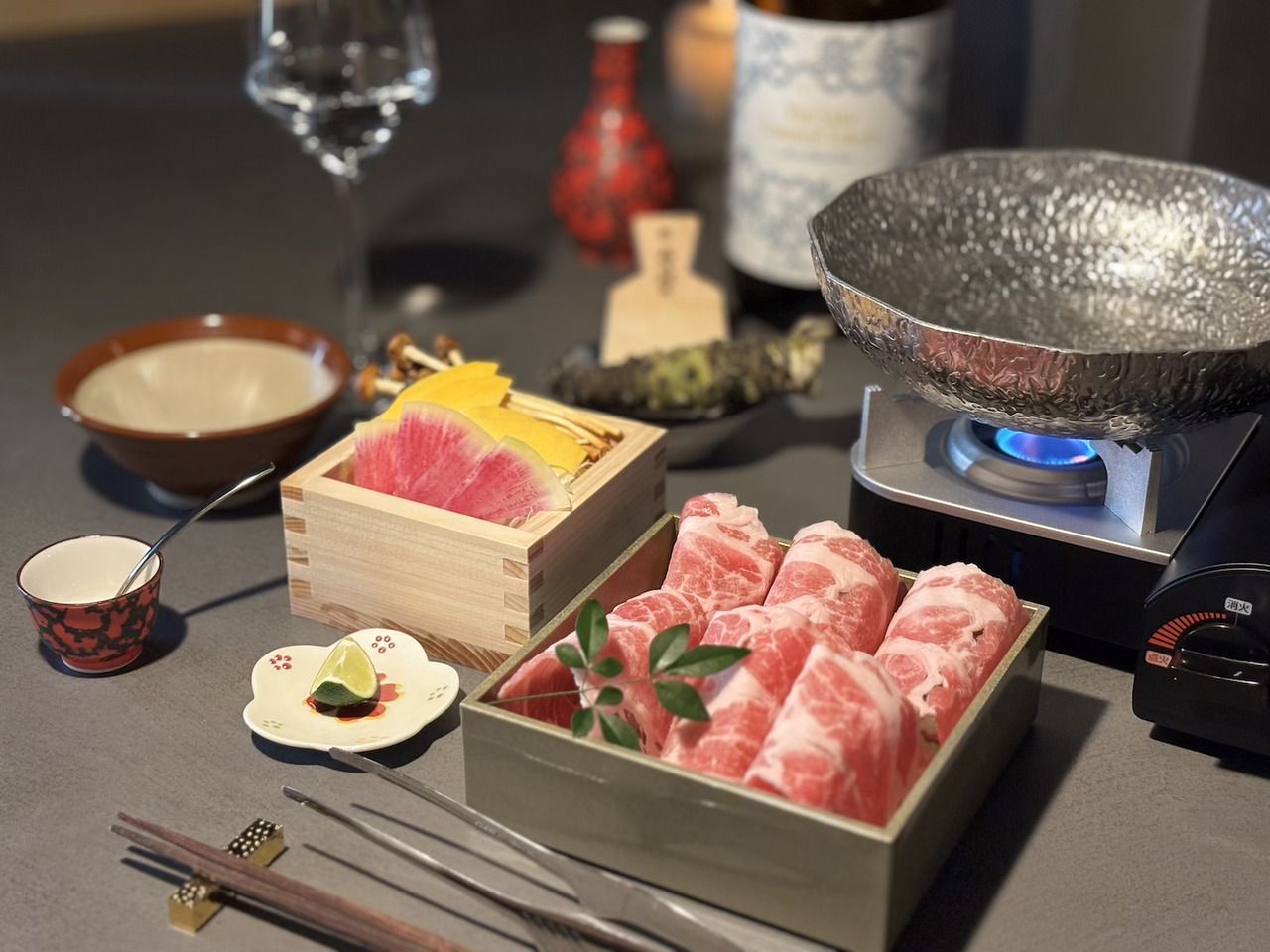 คอร์สจับคู่รสชาติ หมูสุกี้ในน้ำซุปสาเกญี่ปุ่น