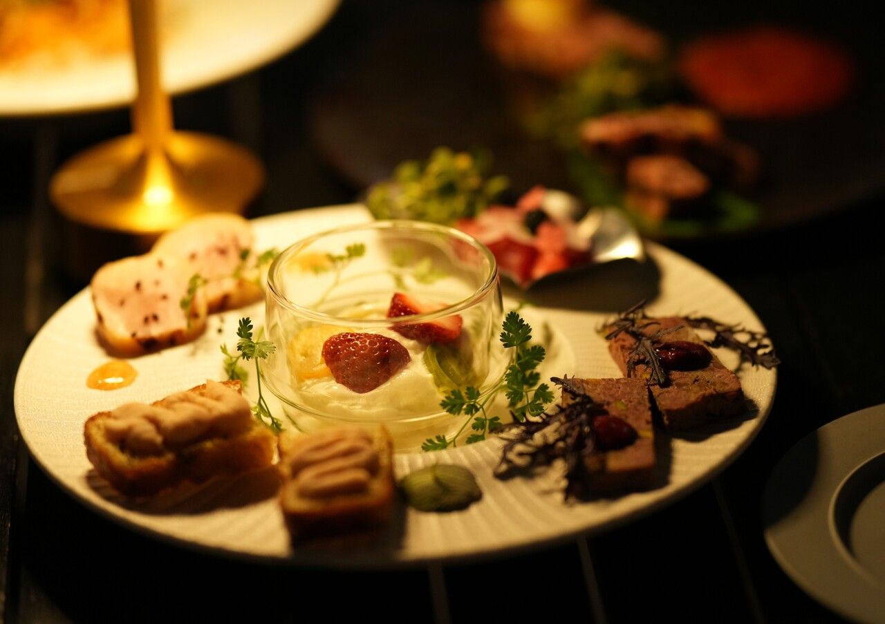 【店內座位】包含5種開胃菜+單點菜色（請於當日選擇其他菜色）