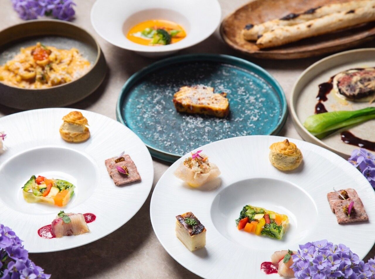 【精致晚餐 B】包含一杯 Blue Toast 原创鸡尾酒 | 为两位客人精心准备的奢华精致晚餐，尽享春日滋味