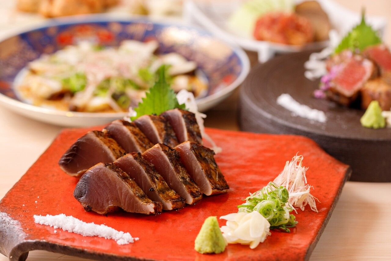 6～8月プラン【土佐の地酒飲み放題】かつをの藁焼き塩たたきと鶏もも肉の藁焼き全13品【鳴子コース】
