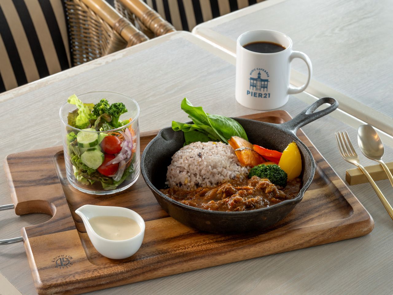 [Light Meal Set] Slow-cooked beef shank curry with mixed grain rice | 2,400 yen