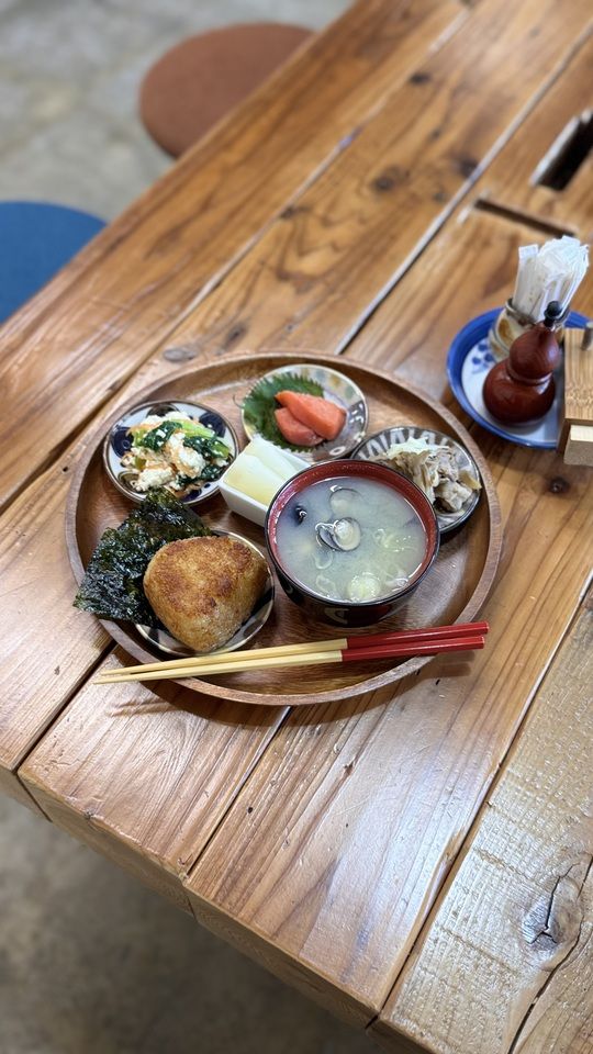 B.旅の終わりの朝ごはん