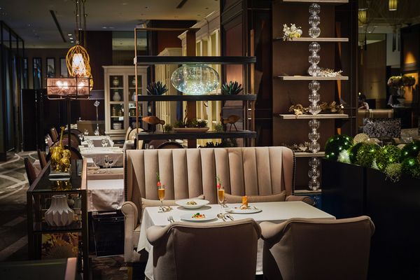 隣接店舗テーブル席